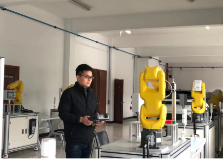 图2  顾肖调试工业机器人现场.jpg